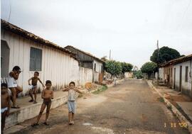 Crianças brincando nas ruas de uma cidade desconhecida na região do Bico do Papagaio