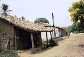 Registro fotográfico de casa barro e alvenaria