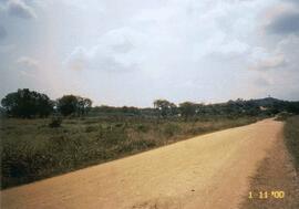 Estrada de terra de uma comunidade de região não identificada.