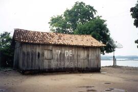 Registro fotográfico de uma casa de madeira às margens do Rio Tocantins