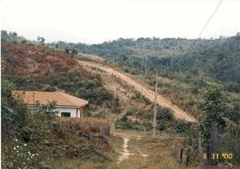 Casa localizada em uma zona rural cercada por relevos