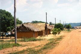 Casas de barro a beira de estrada de terra